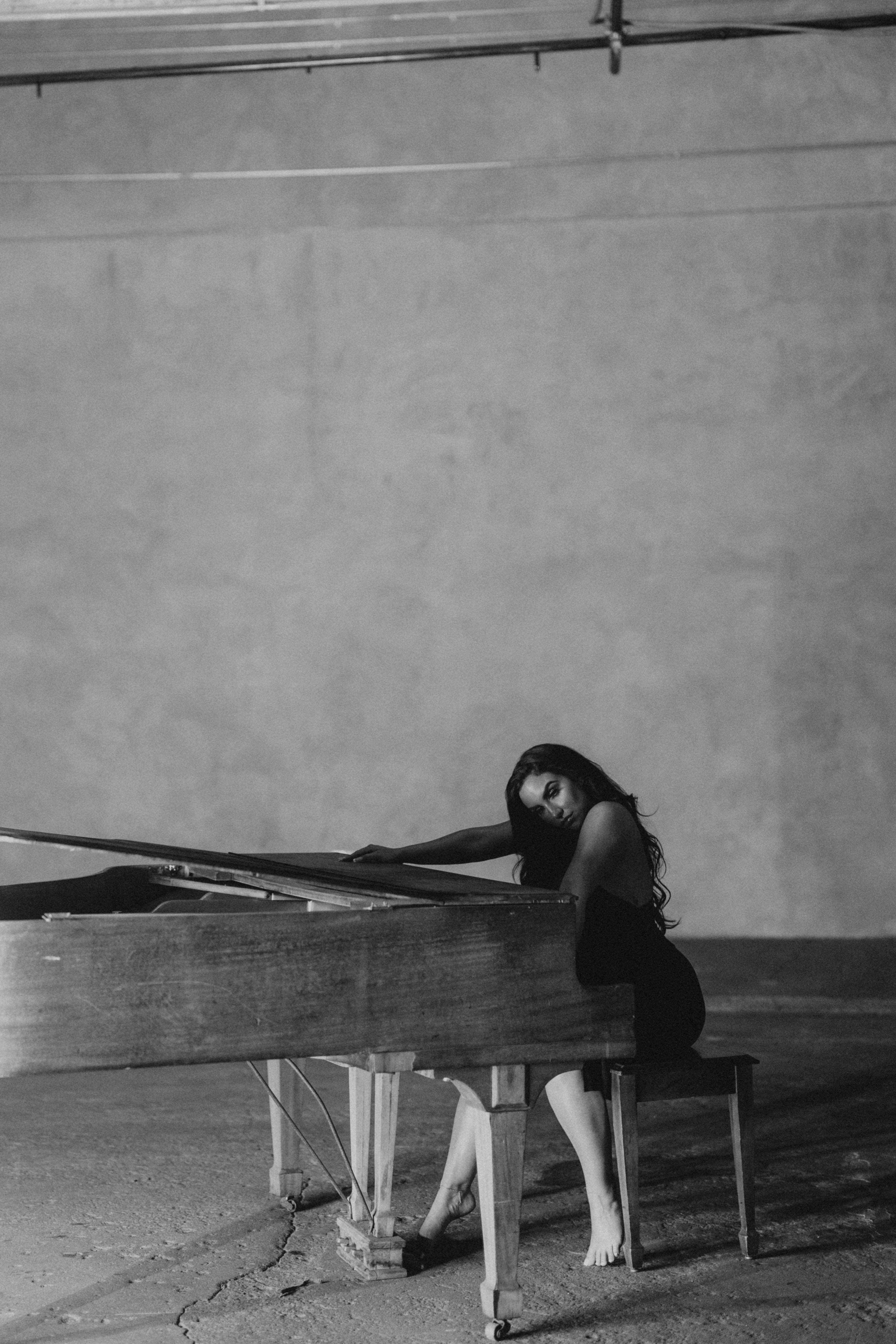 Black-and-white wide portrait of Bianca at the grand piano.